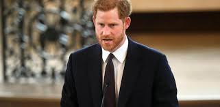 Londres — un adolescente que creó una imagen aborrecible en internet del príncipe harry fue sentenciado a cuatro años y tres meses en un reformatorio. Principe Harry Su Complicada Adolescencia