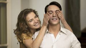 剧情：阿丽亚娜（natalia vodianova 饰）偶然结识了一位名为索拉尔（jonathan rhys meyers 饰）的英俊男子，一位叱咤风云的犹太裔外交官。 两人之间的爱火燃烧得如此猛烈，让他们几乎都失去了理智和自我。 Belle Du Seigneur Film Review Hollywood Reporter