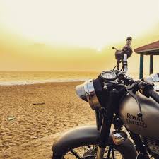 The classic 350 is powered by a carburetted 346cc engine that churns out 19.8bhp of power and 28nm of torque. Royal Enfield Classic 350 Gunmetal Grey 1000x562 Wallpaper Teahub Io
