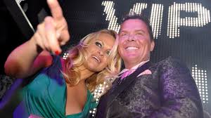 Hier erklärt er, wie das mit dem. Protz Prinz Marcus Von Anhalt Und Pamela Anderson Bei Geld Hort Die Freundschaft Auf