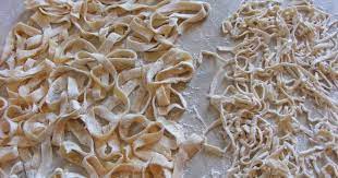 De o mare simplitate, cate 1 ou mare pentru fiecare 100 de grame de faina si un praf de sare. Taitei De Casa Retete Culinare Preparatedevis Ro