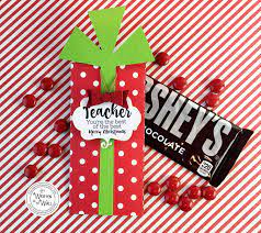 This romantic candy bar card will totally help you next time you are creating a card for your honey. It S Written On The Wall 286 Neighbor Christmas Gift Ideas It S All Here