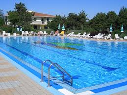 Soggiorno con divano letto ed angolo cottura, bagno finestrato con doccia, camera con letto matrimoniale e letto a castello, terrazzo e posto auto coperto. Residence Lido Del Sole Con Piscina A Bibione Lido Del Sole