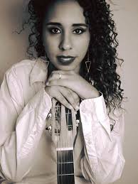 Cantora Rafaela Rodrigues faz show beneficente em Resende, RJ