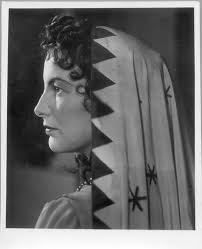 Ruth Wolfsperger als Schauspielerin Julia Bach in "Ich brauche Dich" von H.  Schweikart in der Inszenierung von V. Ahlers. Fotografie (Weltpostkarte)  von Reinhard Berger. Dresdner Erstaufführung, 09.07.1942