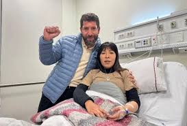 Raúl Noblecilla Olaechea, abogado de Betssy Chávez, saludó la decisión judicial que permitió su excarcelación tras casi tres años de prisión preventiva. “¡Victoria del pueblo, Betssy libre!”, expresó. Agregó que junto a