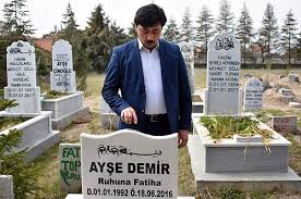 Eyüpsultan ve edirnekapı'da yüzlerce yıllık mezar taşları yeni mezar yeri açma bahanesiyle sökülerek kaderine terk ediliyor. Konusan Mezar Tasi Yapildi Seri Uretime Gececegiz Onedio Com