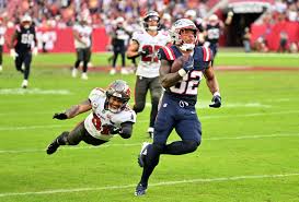 TreVeyon Henderson shares what he saw looking back at the sideline on his second touchdown - 98.5 The Sports Hub - Boston's Home For Sports