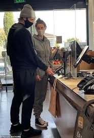 Shailene woodley got to know aaron rodgers real fast in the early days of their relationship, as the actress revealed she moved in with the quarterback right away. Shailene Woodley And Aaron Rodgers Are Low Key In Sweats As They Shop At Organic Supermarket In La Latest Celebrity News