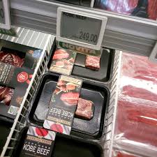 Si tratta della carne dei bovini di razza wagyu, caratterizzata dalla presenza di venature di grasso all'interno del tessuto muscolare. Fukushimaku Kobe Beef Al Supermercato Esselunga
