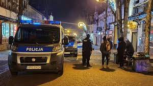 Bez maseczek i zachowywania dystansu. Zakopane Policjanci Wystawili Setki Mandatow Za Brak Maseczek Polsat News