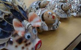 Kemudian tempel kerang yang sudah di kumpulkan dengan menggunakan lem tembak. Untung Berlipat Dari Bisnis Kerajinan Cangkang Kulit Kerang Holiday