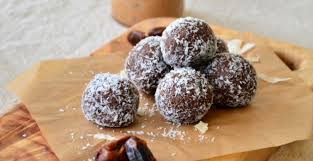 Bomboane Raffaello Fara Zahar Si Fara Coacere Din 3 Ingrediente Migdale Curmale Si Fulgi De Cocos