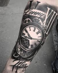 Tatouage bras entier d'un homme. Tatouage Montre Gousset Avec Les Prenoms Graves Sur Avant Bras Tatouage Prenom Avant Bras Tatouage Montre Gousset Tatouage Horloge