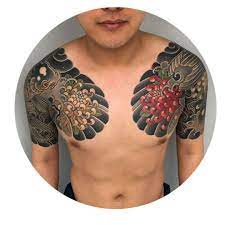 Hình xăm đầu tuần lộc với sừng to dài xung quanh là hai chiếc đầu lâu với hoa hồng và tái tim tạo nên một hình xăm tuyệt đẹp ở ngực. Ghim Tren Japanese Tattoo