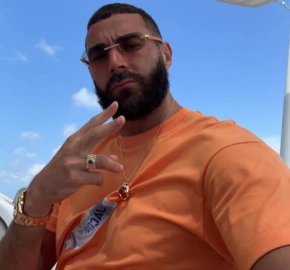 Karim Benzema, o melhor do mundo nos &oacute;culos, rel&oacute;gios e colares de luxo