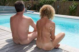 夏にプールに座ってヌーディスト カップルをリラックスの写真素材・画像素材 Image 62330523
