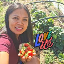Good morning everyone! Selfie with my ever bearing Strawberries 🍓.