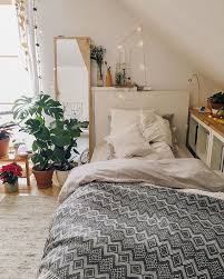 Although white or neutral colors are considered the epitome of modern minimalist design, splashes of bolder colors and combinations can work quite well in minimalist bedroom decors, and we will present you with some iconic modern designs, which prove that. Pinterest Yaelipopovici Small Bedroom Cozy Small Bedrooms Small Bedroom Decor