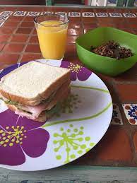 Desayuno Sandwich Cereal Y Jugo Desayuno