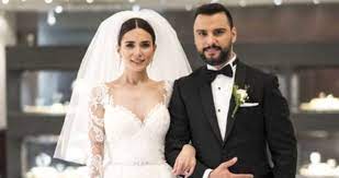 Alişan bir sürpriz daha yaparak eşine 600 bin tl değerinde bir otomobil daha aldı. Alisan In Kendinden 24 Yas Kucuk Esi Buse Varol Kimdir Haberler Magazin