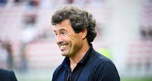 Surnommé « le prince » en raison de l'élégance dont il faisait preuve sur et en dehors du terrain 1, cet attaquant est considéré comme l'un des meilleurs joueurs de l'histoire du football uruguayen. Argentine Le Dernier Hommage Poignant D Omar Da Fonseca A Diego Maradona