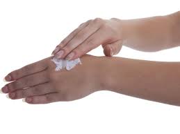 Neurodermitis ist eine sehr häufige chronische hauterkrankung. Neurodermitis So Geht Die Richtige Hautpflege Aponet De