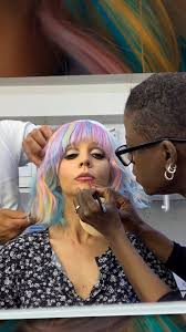 La promo de promising young woman a beau promettre une chasse ouverte au mec relou, le propos d'emerald fennell est plus subtil. War Paint How Promising Young Woman Weaponizes Hair And Makeup Vanity Fair