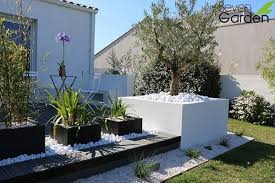 Pinterest 9 Idees Pour Mettre De L Anthracite Dans Le Jardin Jardin Contemporain Terrasse Jardin Jardins