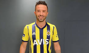 Gökhan gönül, 4 ocak 1985 tarihinde kuaför baba ve ev hanımı annenin en büyük çocuğu olarak dünyaya geldi aslen bafralı. Gokhan Gonul Hep Fenerbahceliydim