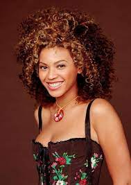 With a lemonade braid, your hair is typically parted to the side and cornrowed to one side of your head until you braids hang free. Beyonce Knowles Medium Curly Hairstyle Hairstyles Weekly