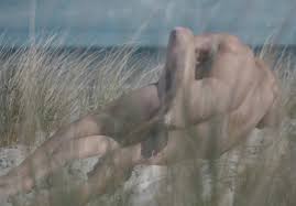 Simone Susinna tutto nudo in spiaggia: tutte le foto - BitchyX