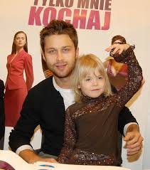 Jej mała, a groźna córeczka, alinka (julia wróblewska) mieszka zatem nadal u jędrulów. Pamietacie Urocza Julke Z Tylko Mnie Kochaj Ma Juz 15 Lat Zobaczcie Jak Teraz Wyglada I Co U Niej Slychac