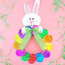 It would be a perfect fit for smaller kids or for moms (like me) that are the best in craftwork. How To Make A Paper Plate Easter Egg Wreath Easy Easter Craft For Kids I Heart Crafty Things