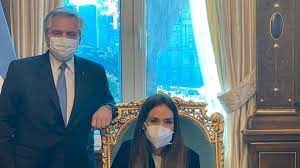 Florencia aise, la artista plástica que almorzó con alberto fernández y se sentó en el sillón de rivadavia súbitamente se ha convertido en experto en arte, introdujo el periodista en relación a fernández. Florencia Aise La Artista Plastica Mendocina Que Impacto A Alberto Fernandez Y La Invito A Almorzar En Casa Rosada Via Mendoza