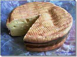 Le Livarot C Est Un Fromage Au Lait De Vache A Pate Molle Et Croute Lavee De Couleur Rougeatre D Une Teneur En Matiere Grass Gastronomie Fromage Culinaire