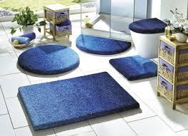 Schöne große zweige in einer auffälligen vase, ergänzt durch edlen, monochromen osterschmuck. Flauschige Badteppiche Badgarnituren Fur Mehr Wohnlichkeit