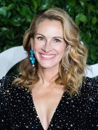 Julia Roberts looked great in pink at a movie premiere 🤗😻The actress  rocked a cool outfit with shorts and silver shoes. The star showed off her  slim legs😋 Julia's photos from the