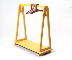 41cm h du support en métal: Porte Manteau Jaune Vetements De Poupee Tutete
