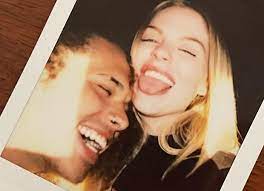 Os fãs já desconfiavam de um possível relacionamento amoroso entre os dois artistas, após eles lançarem juntos o single flores. Em Meio A Rumores De Affair Luisa Sonza E Vitao Compartilham Foto Juntos Nas Redes Sociais Quem Quem News
