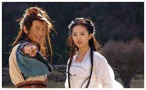 黃曉明（1977年11月13日 － ），生於山東 青島，中國大陸男演員、歌手、主持人，畢業於北京電影學院，與趙薇、陳坤為同學。 2006年主演金庸劇《神鵰俠侶》飾演楊過，2008年主演金庸劇《鹿鼎記》飾演韋小寶。 4å€‹ç‰ˆæœ¬æ¥ŠéŽ é»ƒæ›‰æ˜Žæµ®èª‡ ä»»è³¢é½Šæ²'æ°£è³ª é‡'åº¸æœ€å–œæ­¡ä¸æ˜¯å¤å¤©æ¨‚ å£¹è®€