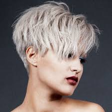 Un carré soyeux et droit. Tendances Coiffures Pour Cheveux Courts Toutes Les Creations Des Grands Coiffeurs Pour Le Printemps Ete 2013 Page 4