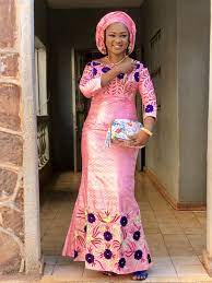 Robes longue boubou moderne pour femme en bazin riche. Pin By Made In Maalii On Modeles Differents Pagnes Africains African Fashion Skirts Latest African Fashion Dresses African Design Dresses