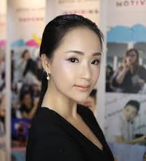 Tips Glassy Makeup dari Riva Tamara yang Bisa Kamu Coba di Rumah