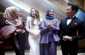 She started her music career at age of 15 and has released six studio albums to date. Berita Harian On Twitter Dari Kiri Mira Filzah Azira Shafinaz Siti Nordiana Dan Zoey Rahman Pada Kemuncak Tiga Dekad Anugerah Bintang Popular Bh 3 0 Abpbh30 Https T Co Nq14rcals2