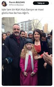 Ek photo hai Kurdish netaon ka ek blonde Kurdish ladki aur dusre Kurds ke  saath. Kurdish neta ne yeh photo Twitter pe share kiya hai in shabdon ke  saath: Yeh hai ek