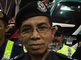 Jarak antara kantor dan rumahku hanya dapat ditempuh dengan naik ojek karena belum adanya angkutan di sana. Tiada Arahan Saman Tak Pakai Topeng Muka Naik Kenderaan Lebih Seorang