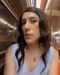 How ironic is it that I now wear wigs?? Seriously, how could I not though??  Love this wig from @samanthawenhair even though it desperately needs some  refreshing. Can you say #gendereuphoria? Photo: @