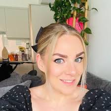 Laura Wake (@LauraWakeWriter)