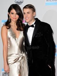 Kabar tersebut ramai beredar usai keduanya tertangkap kamera sedang makan malam bersama di sebuah restoran di new york. Selena Gomez Rumored To Be Dating Nba Star Jimmy Butler After They Were Spotted At Dinner